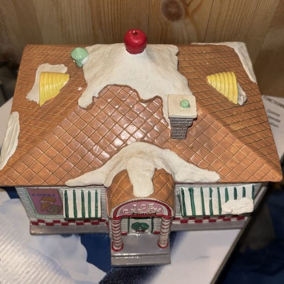 Department 56 ICE CREAM PARLOR - Picture 2 of 5